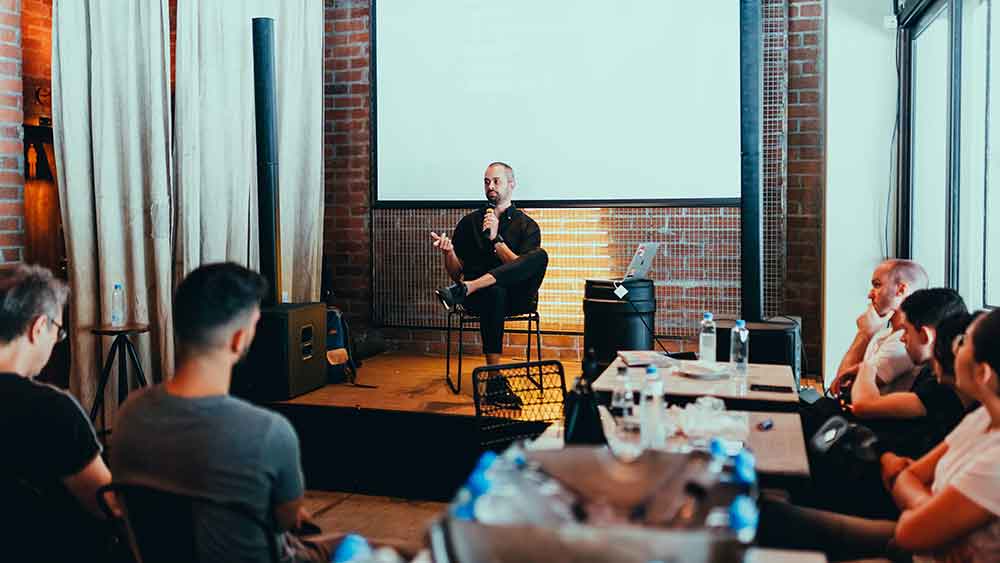 Cómo hacer una presentación y mantenerse en el punto - Leon Kadoch, Consultor de Comunicación